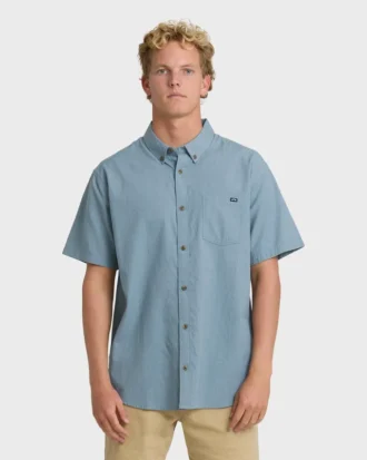 Camisa de manga curta para todo o dia